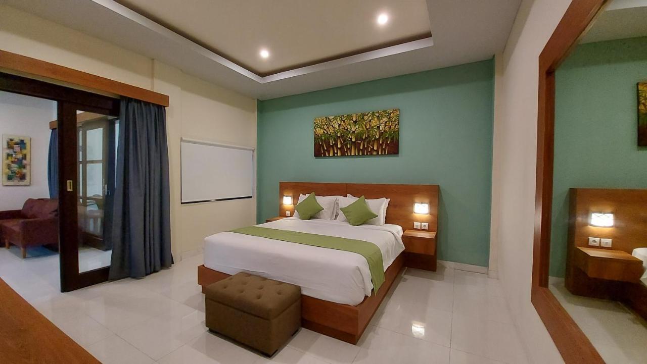 The New Moon Seminyak Hotel Buitenkant foto