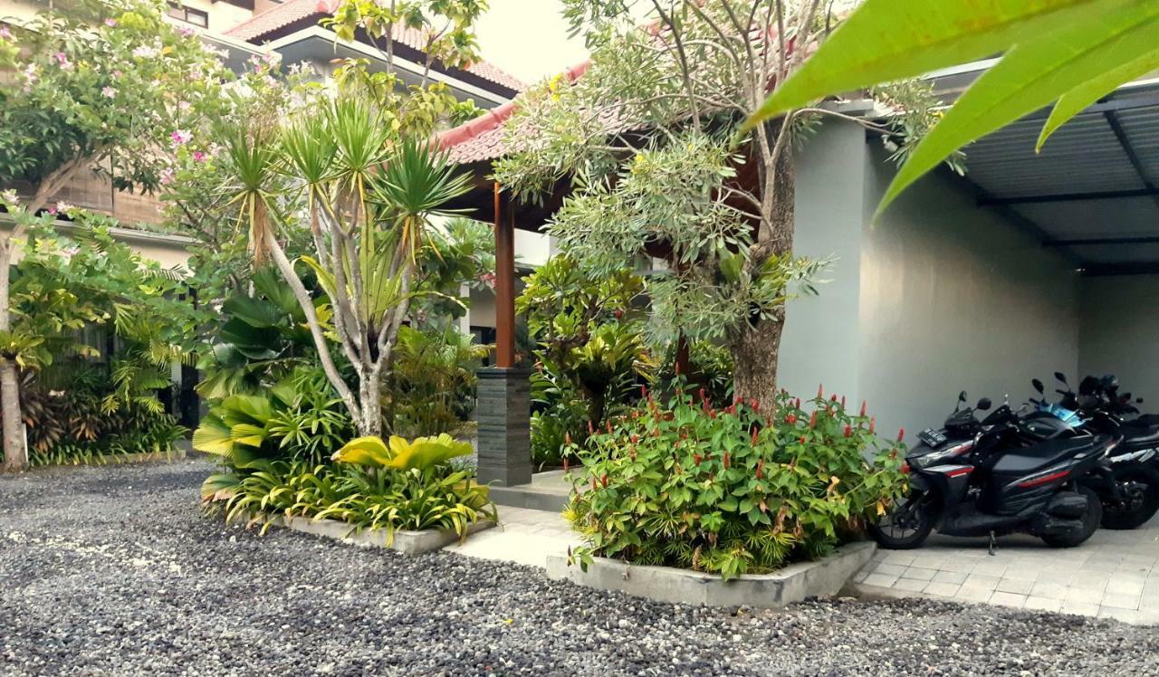 The New Moon Seminyak Hotel Buitenkant foto