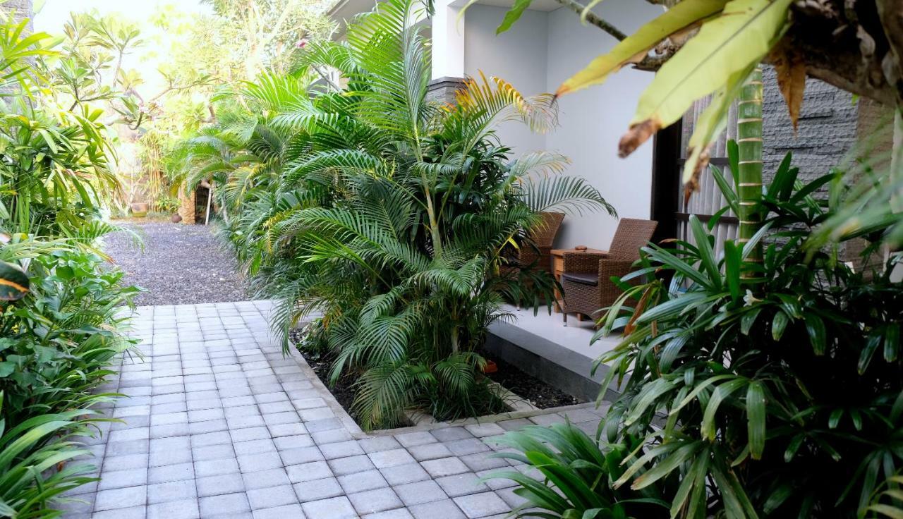 The New Moon Seminyak Hotel Buitenkant foto