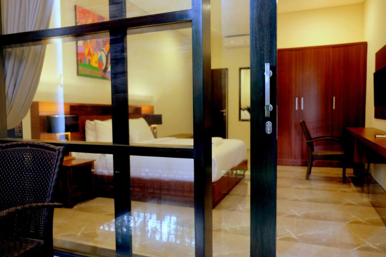 The New Moon Seminyak Hotel Buitenkant foto