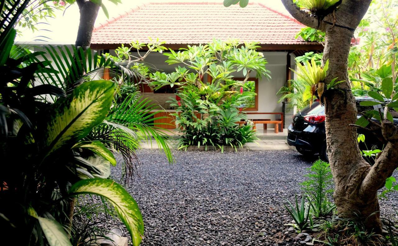 The New Moon Seminyak Hotel Buitenkant foto